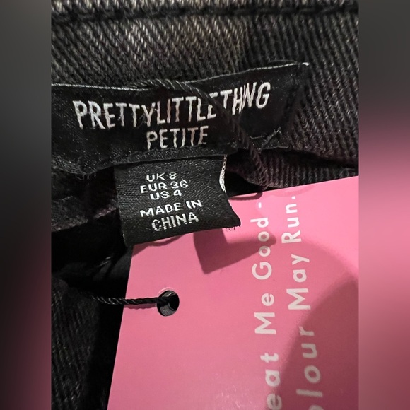 PrettyLittleThing Black Denim Cargo Mini Skirt – Zip Front Utility Style - Picture 9 of 9